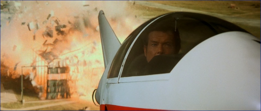 프리 타이틀은 본편과 무관하며 폭발로 마무리