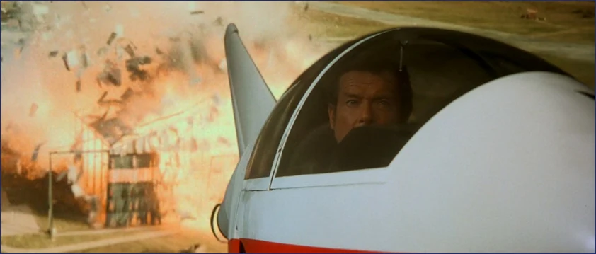 프리 타이틀은 본편과 무관하며 폭발로 마무리