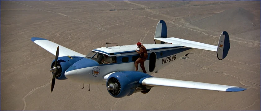 마지막 결투가 소형 비행기에서 벌어짐